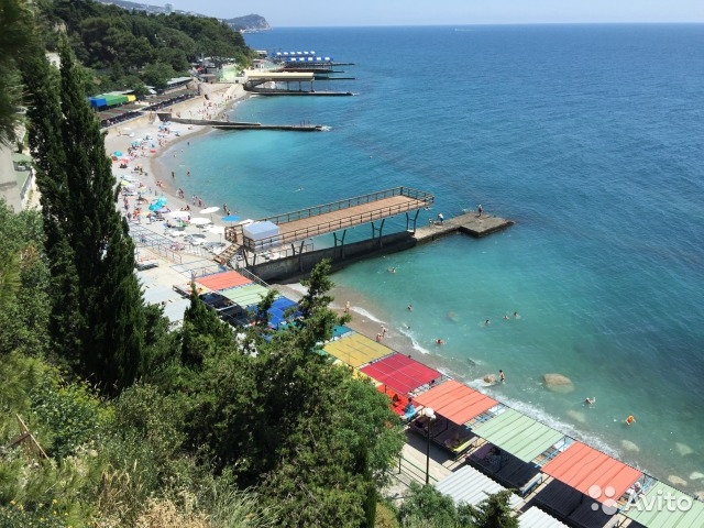 Сдам посуточно квартиру-студию в Крыму г.Ялта пгт.Мисхор, бывший корпус санатория 'Ай-Петри'. До моря пешком 5 минут....