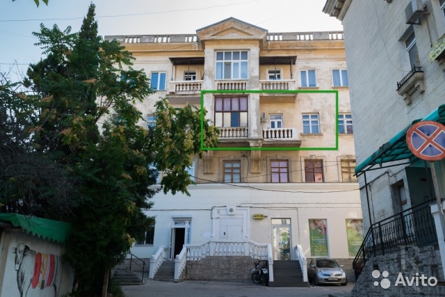 Продается большая 3-комнатная сталинка в центре Севастополя на улице Большая Морская. • Общая площадь квартиры 94...