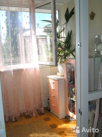2 ккв в центре Ялты, ул Спендиарова, с ремонтом, 3 этаж 5 эт. дома, общая по. 50 кв.м., комнаты раздельные, ровное... - 2