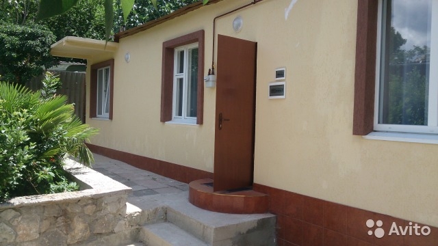 Сдам 2-х комнатный дом с участком посуточно. Площадь 50 м² г. Ялта, пер. Достоевского  Сдается уютный гостевой домик...