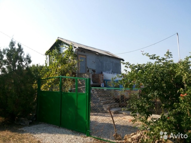 Продам в Крыму дачный участок 8 соток с двух этажным  домиком.  В 3 км от моря и лечебного озера с черной грязью для...