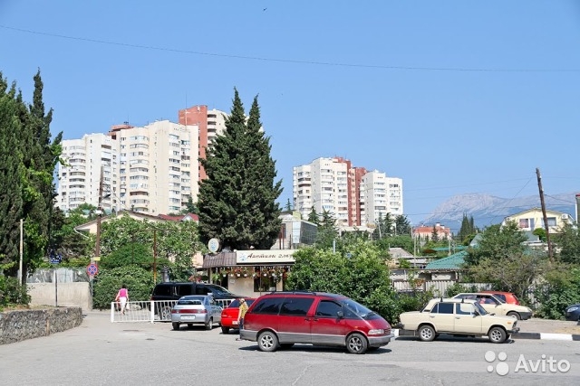 продается 2-х комнатная квартира в Алуште, на 10-м этаже 12 этажного дома,общей площадью 53 кв. м., комнаты 17 и 14...