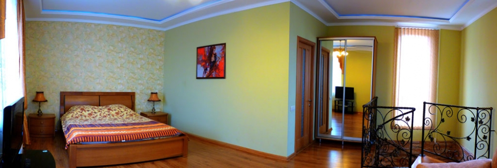 Двухэтажный коттедж в самом центре Севастополя. Просторный двухэтажный коттедж площадью 66 кв.м. Спальня,...