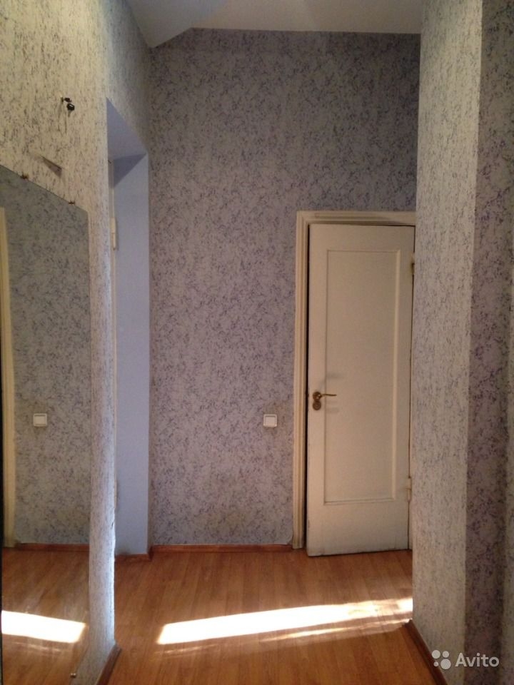 Продам 4-х комнатную квартиру в центре Севастополя. 2 этаж 3-х этажного дома. Дом расположен на площади Суворова.... - 3