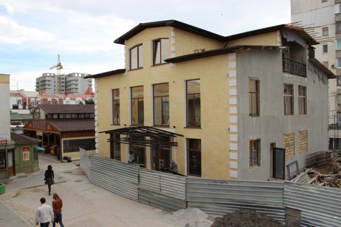 Продам помещение в г. Евпатория, рынок Универсам. Общая площадь 745 м2, 4-уровня, новое строение. На 1-этаже:... - 2
