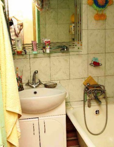 Продам в Севастополе двухкомнатную квартиру брежневку  на пр-те Острякова .  Квартира находится на третьем этаже... - 7