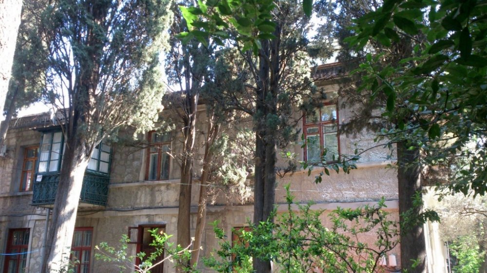 В самом центре Ялты, на Набережной продаётся двухкомнатная квартира на Чехова в старом фонде под ремонт. Есть... - 1