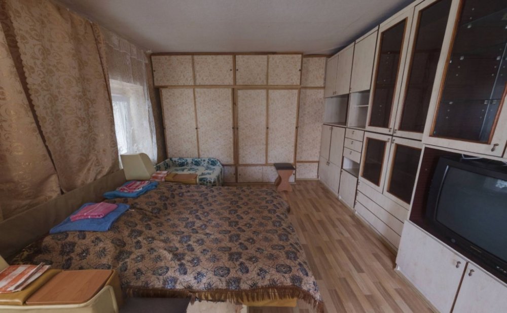 В центре Ялты продаётся двухкомнатная квартира на улице Поликуровская, рядом находится Массандровский парк и один из... - 4
