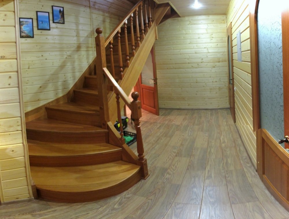 В окружении крымской природы расположился трёхэтажный дом из дикого сруба в Марате. Дом располагает двумя этажами,... - 8