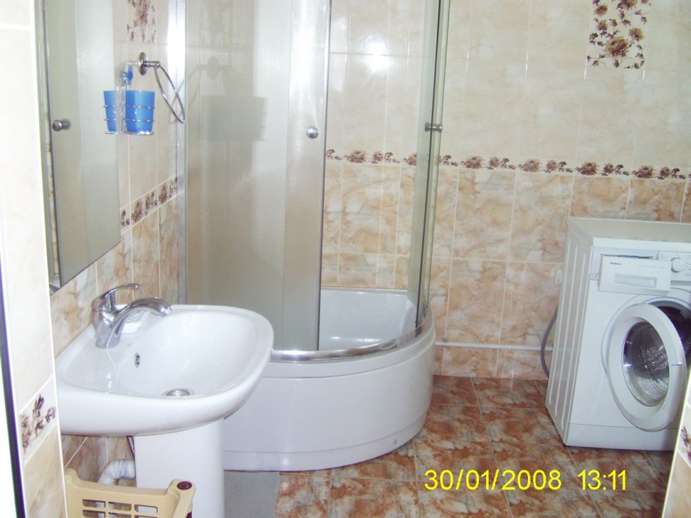 Продажа коттеджа под свой гостиничный бизнес в Евпатории в 100 шагах от моря.  80кв.м., 2 этажа, 4 отдельных номера... - 2