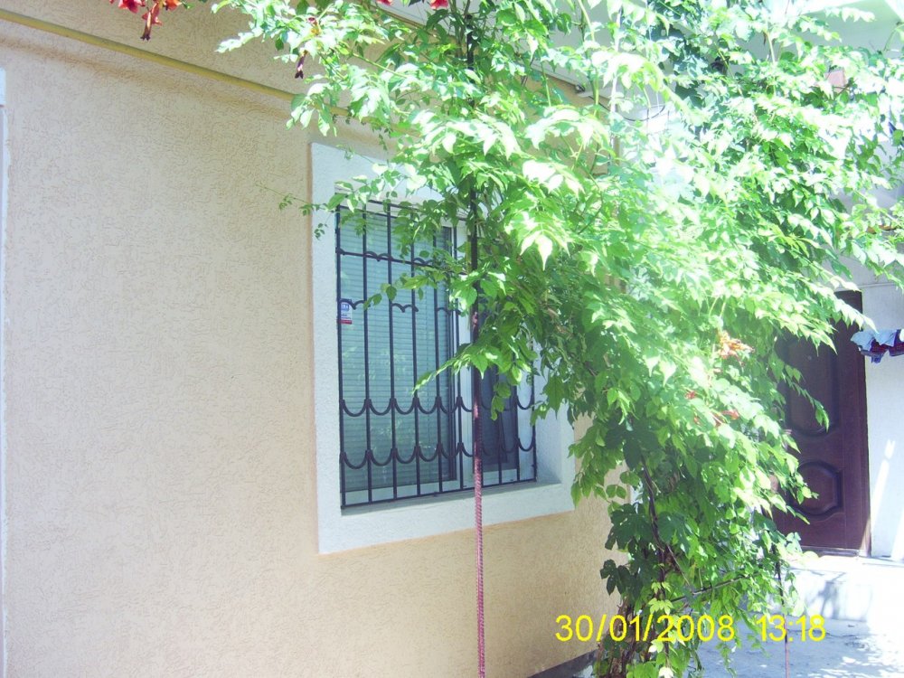 Продажа коттеджа под свой гостиничный бизнес в Евпатории в 100 шагах от моря.  80кв.м., 2 этажа, 4 отдельных номера...
