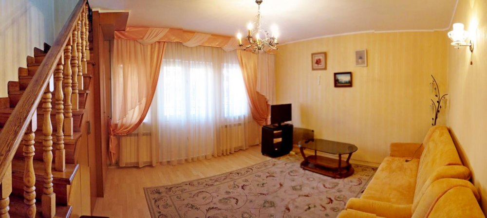 Аренда на круглый год 3х этажного домика в Ялте, ул. Куйбышева.  Хорошее месторасположение. нижняя часть города,...