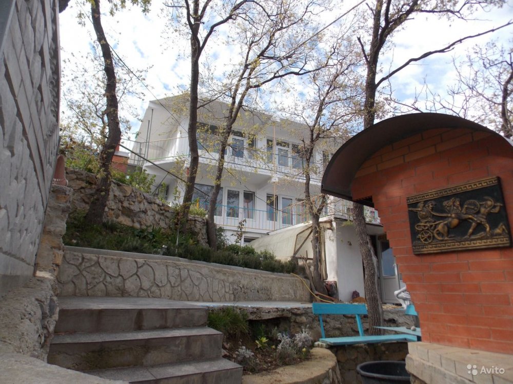 Сдается посуточно уютная квартирка в Алупке в гостевом доме (в -р-не Зеленого мыса). До моря и лучших пляжей ЮБК - 70... - 2