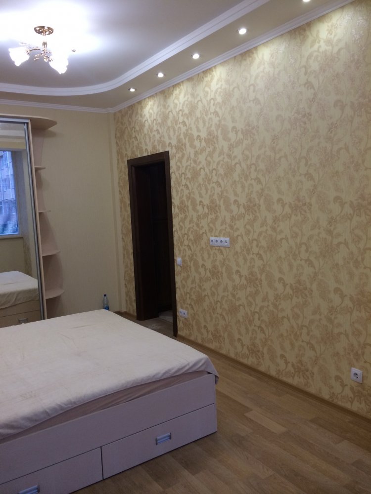 Сдается квартира в новом доме, в центре города , закрытый двор,подземный паркинг, рядом парк, бассейн, рынок, все в...