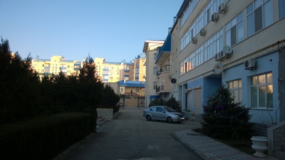 Продажа трехкомнатной квартиры улучшенной планировки в элитном доме в городе Евпатории.  В тихом зеленом дворе...
