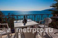 Продается, элитный - 3 этажный коттедж на берегу моря, 30 метров от кромки воды, в Ялте Крым /старый центр/, первая...