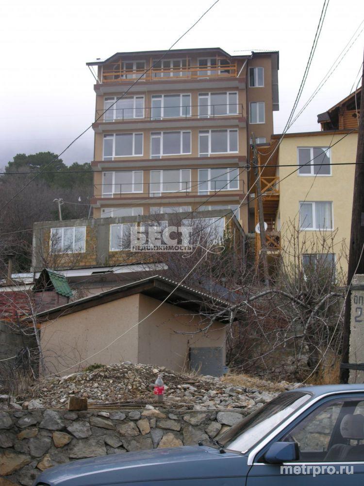 Продаём трехкомнатную видовую квартиру в Алупке на улице Щепкина. Новая квартира с ремонтом , общей площадью 100... - 3