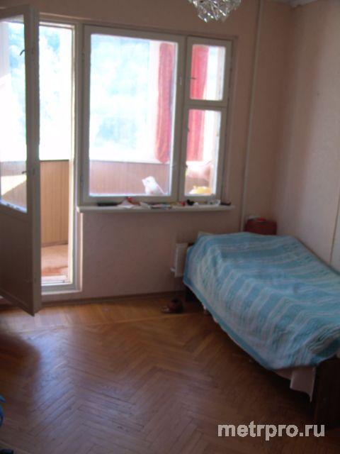 Продается просторная трехкомнатная квартира в спальном районе г. Ялта с прекрасным видом на море и город. В квартире...