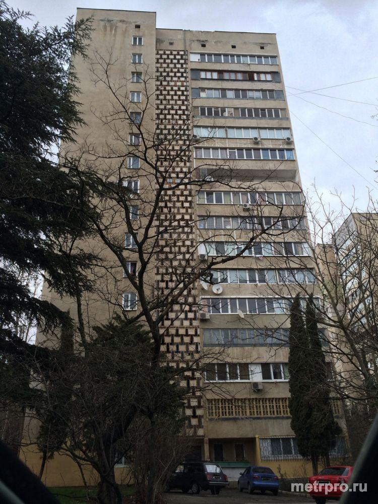 Продается четырехкомнатная квартира в спальном районе г.Ялты, на среднем этаже шестнадцатиэтажного дома. В квартире...