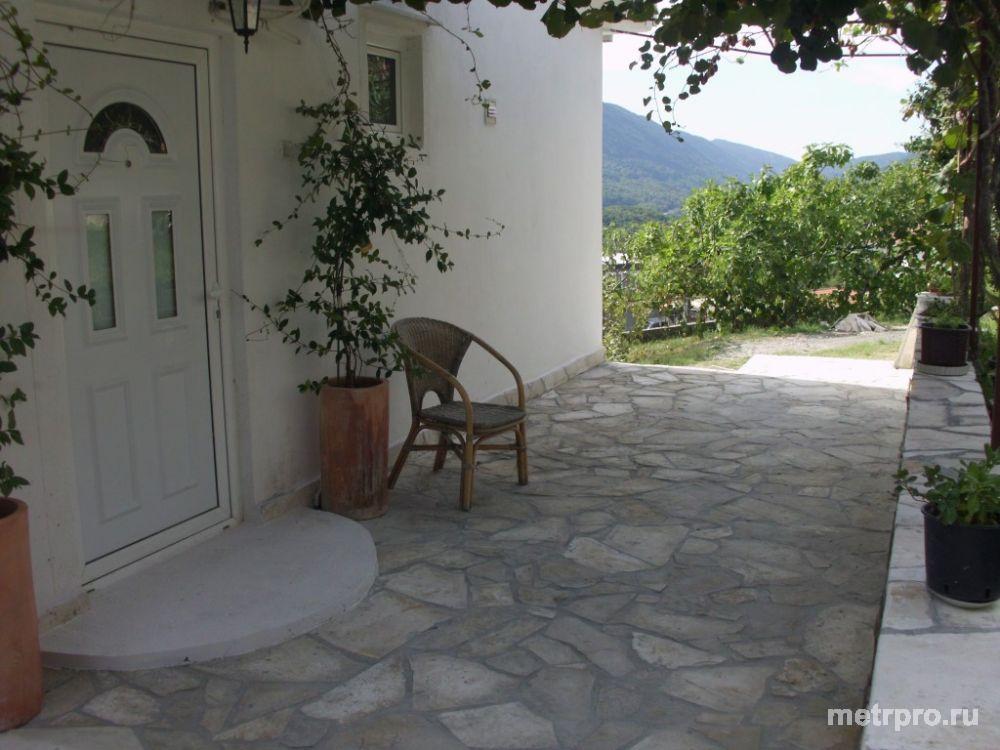Собственник продаёт или меняет на Ялту просторный, 5ти-комнатный дом с садом на участке 570 кв м. на черногорском...