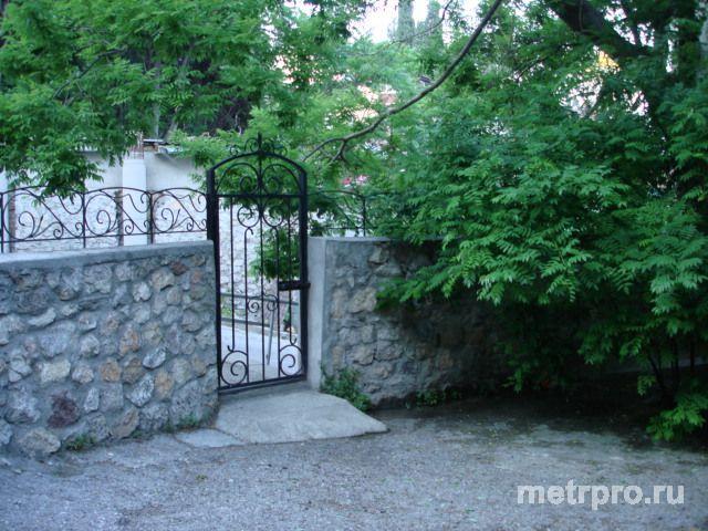 Предлагаю в аренду без посредников от хозяина коттедж в центре Ялты. Коттедж расположен рядом с собором  А.Невского в... - 3