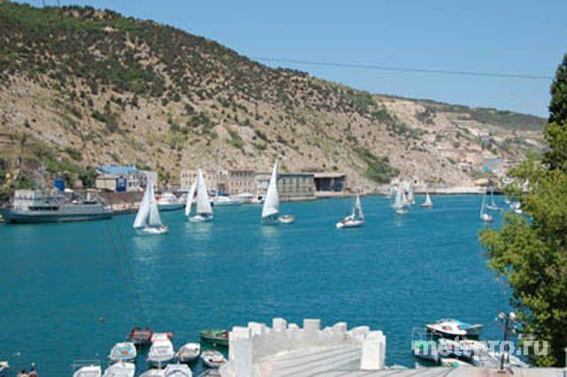 Сдается в Балаклаве 2-х местный коттедж  с видом на море. Горячая вода , кондиционер , холодильник,  ТВ, интернет...