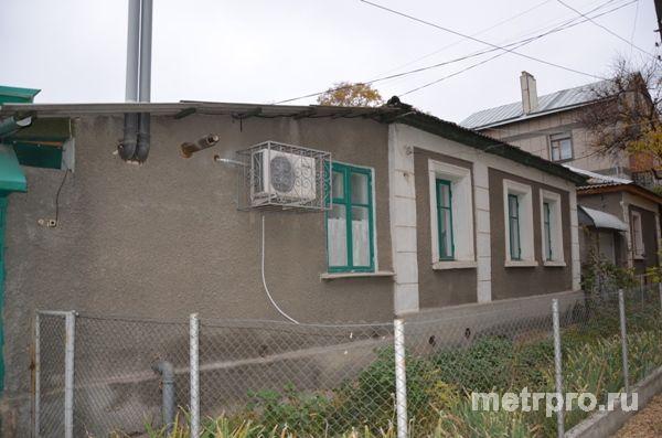 Дом, часть домовладения на ул.Азарова.    В доме две смежные комнаты, кухня и санузел (душевая кабинка). Отопление,...