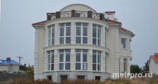 Дом расположен в очень удобном месте бухты Казачья.    20 соток обнесены забором с двумя воротами. На участке кроме...