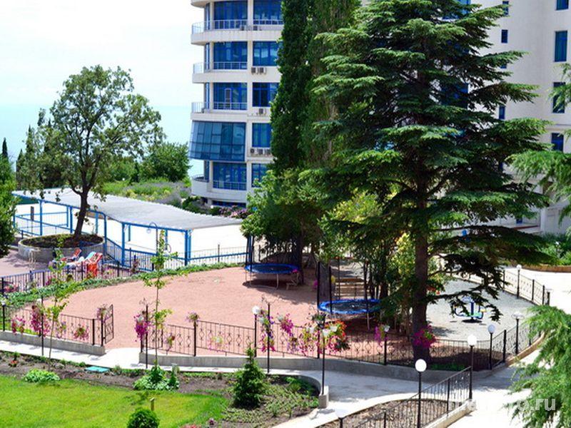 Продается 3 комнатная квартира в элитном комплексе в Гурзуфе.     Квартира расположена на 2 этаже 10 этажного дома с...