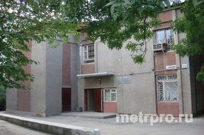 Продам 1/2 дома по ул.Дзюбанова(Симферополь). 3 комнаты -50м2,кухня,прихожая,сан.узел.,прихожая.Есть свет,вода,газ по...