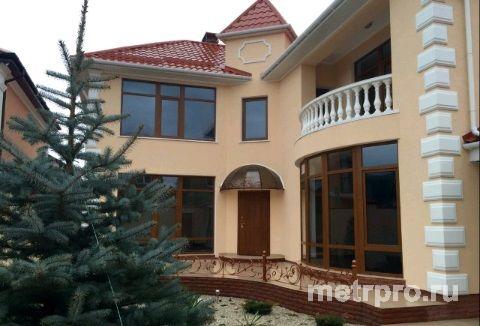 Продается дом в элитном районе города.320м2.Первый этажзал 40кв,кухня 24кв,кабинет 16кв,санузел7кв гардеробная10кв,...