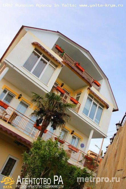Продается дом в г. Алупка (15 км от Ялты, Крым). Из окон открываются великолепные виды на Черное море и гору... - 12