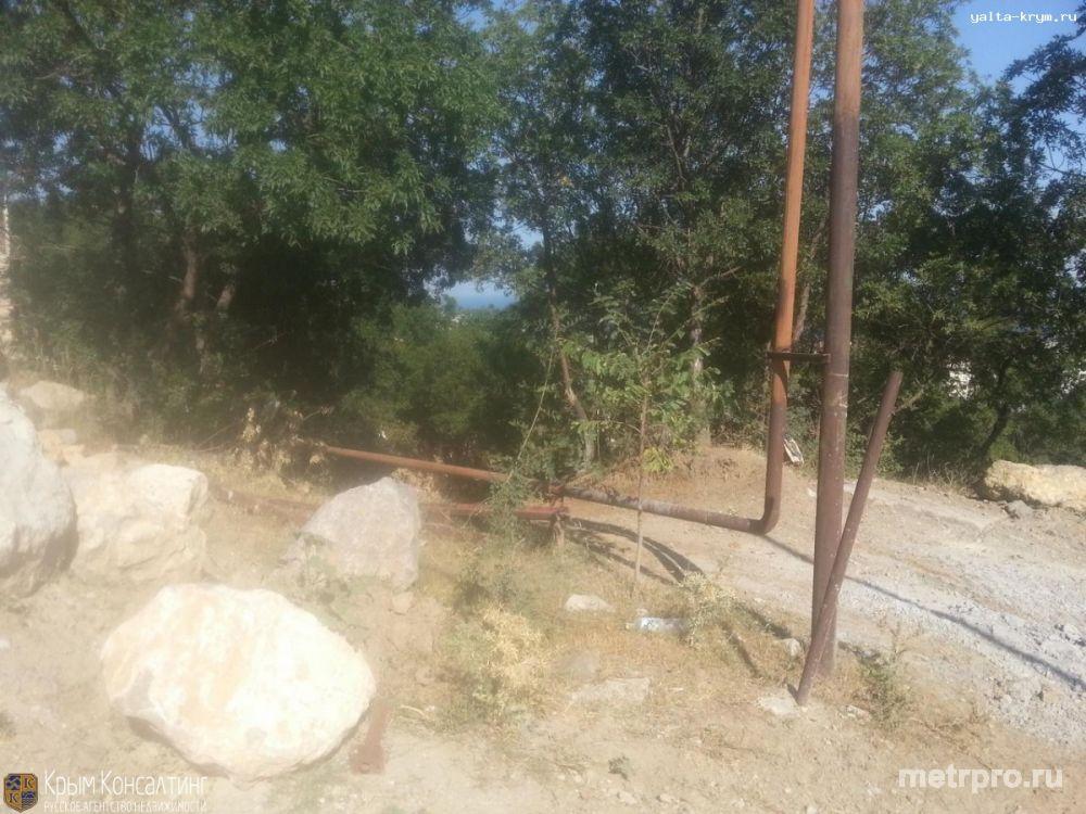 Продается участок в Ялте 7,5 соток с видом на море и горы. Все российские документы. Недалеко трасса, но ее вообще не...