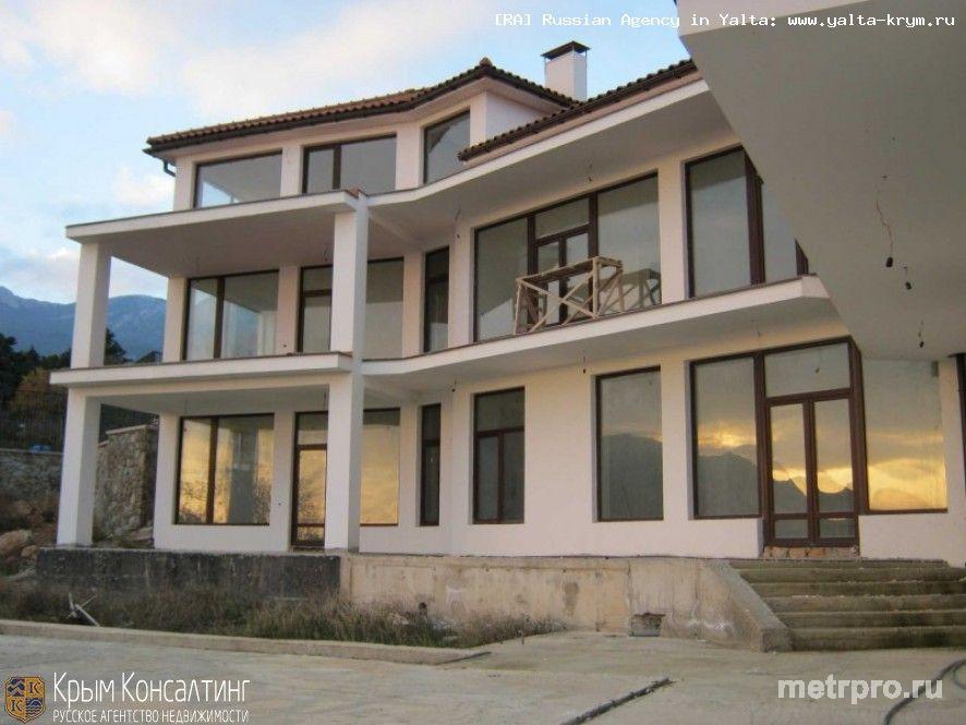 Предлагаем купить виллу в Крыму с видом на море, общей площадью более 550 кв.м. на участке 30 соток, с 2 бассейнами...