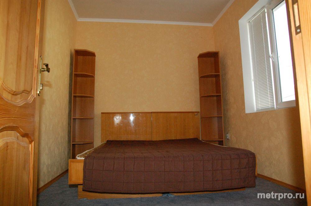 Сдам посуточно 2х этажную дачку. На первом этаже - большая кухня, есть двухспальный диван, стол, необходимая посуда,... - 4