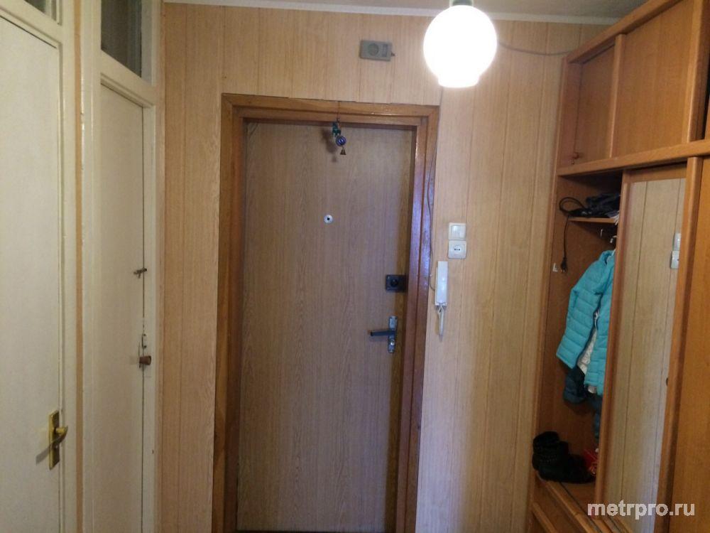 Продается двухкомнатная квартира в Ялте по ул.Красноармейская.Общей площадью -63 м2 (кухня - 9 м2, комнаты... - 5