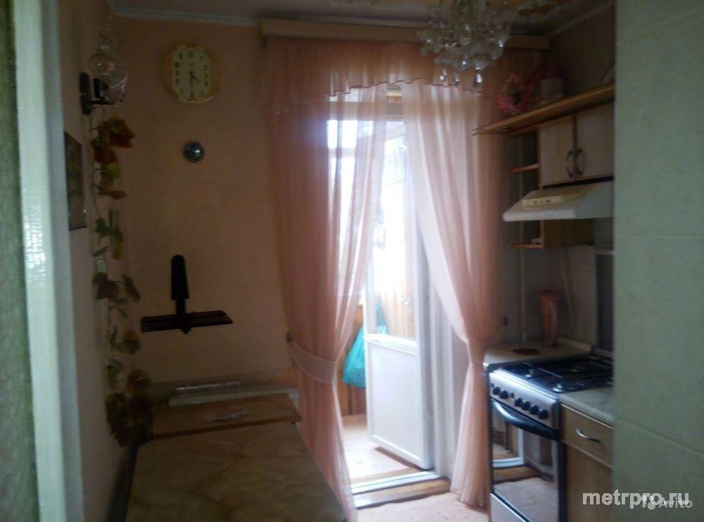 Продам однокомнатную квартиру. Огромная лоджия застеклена и обшита деревом. 2 выхода на лоджию с комнаты и с кухни....