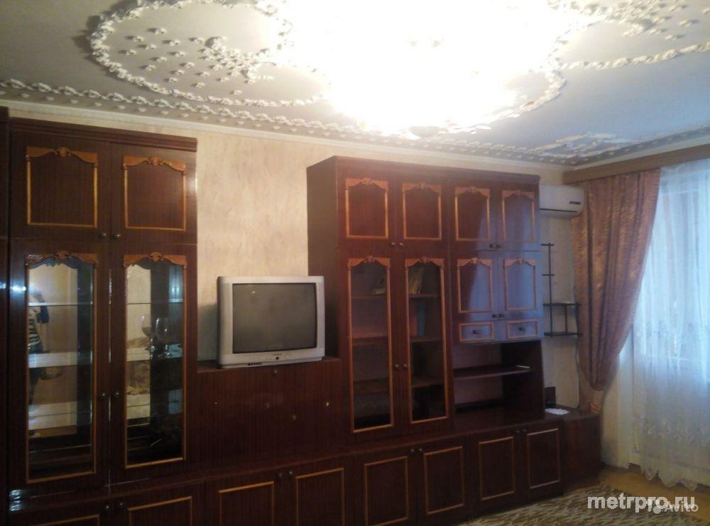 Продам однокомнатную квартиру. Огромная лоджия застеклена и обшита деревом. 2 выхода на лоджию с комнаты и с кухни.... - 2