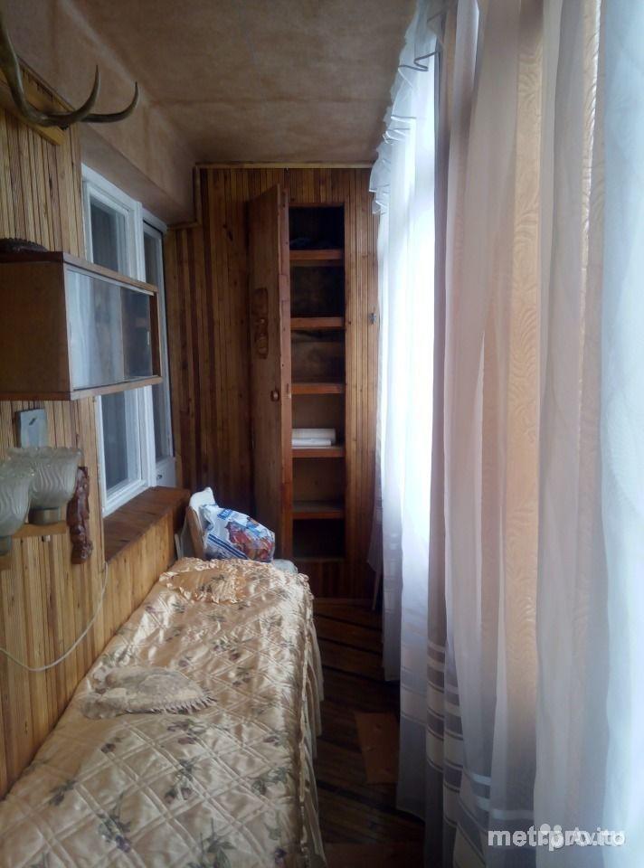 Продам однокомнатную квартиру. Огромная лоджия застеклена и обшита деревом. 2 выхода на лоджию с комнаты и с кухни.... - 3
