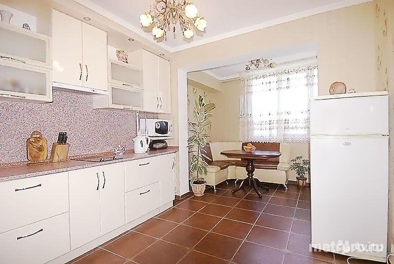 Сдается 3-х квартира в новострое. 3 раздельные комнаты, большая кухня, 2 балкона. Имеется парковка во дворе. Удобный...