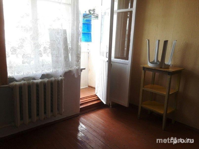 Малосемейка на Автовокзале, рядом с рынком и остановкой. Из мебели в комнате : диван-книжка и стол , есть холодильник...
