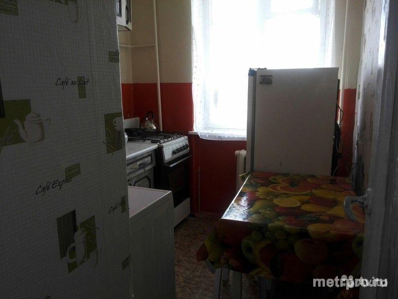 Малосемейка на Автовокзале, рядом с рынком и остановкой. Из мебели в комнате : диван-книжка и стол , есть холодильник... - 1