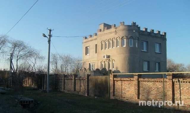 Продаётся 3-х этажный жилой дом в Феодосии - в Ближнем Боевом, со всеми коммуникациями, гараж, котельная, строения...