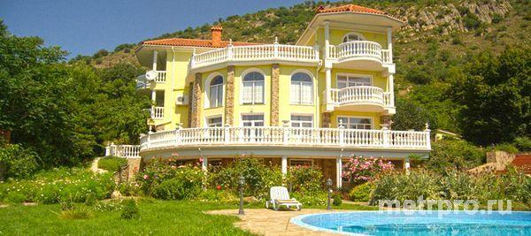 Сдаётся дом в Алуште с бассейном, прилегающей территорией 50 соток, и великолепным видом на море. В доме...