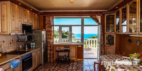 Сдаётся дом в Алуште с бассейном, прилегающей территорией 50 соток, и великолепным видом на море. В доме... - 4