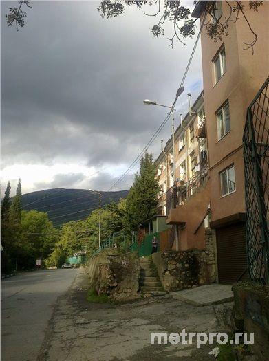 Продаётся &frac12; доля в 2-х комнатной квартире, м/с, в Массандре, с возможностью расширения на преддомовой...