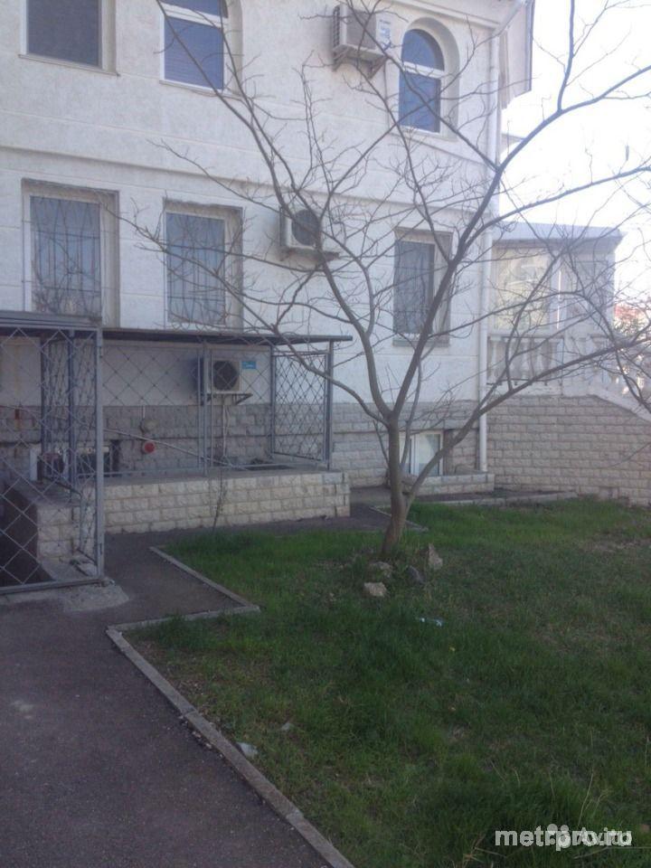 Сдаются два офисных помещения, пр-т Античный, 40 м. на первом этаже и 75 м в цокольном этаже с окнами.    Два... - 3