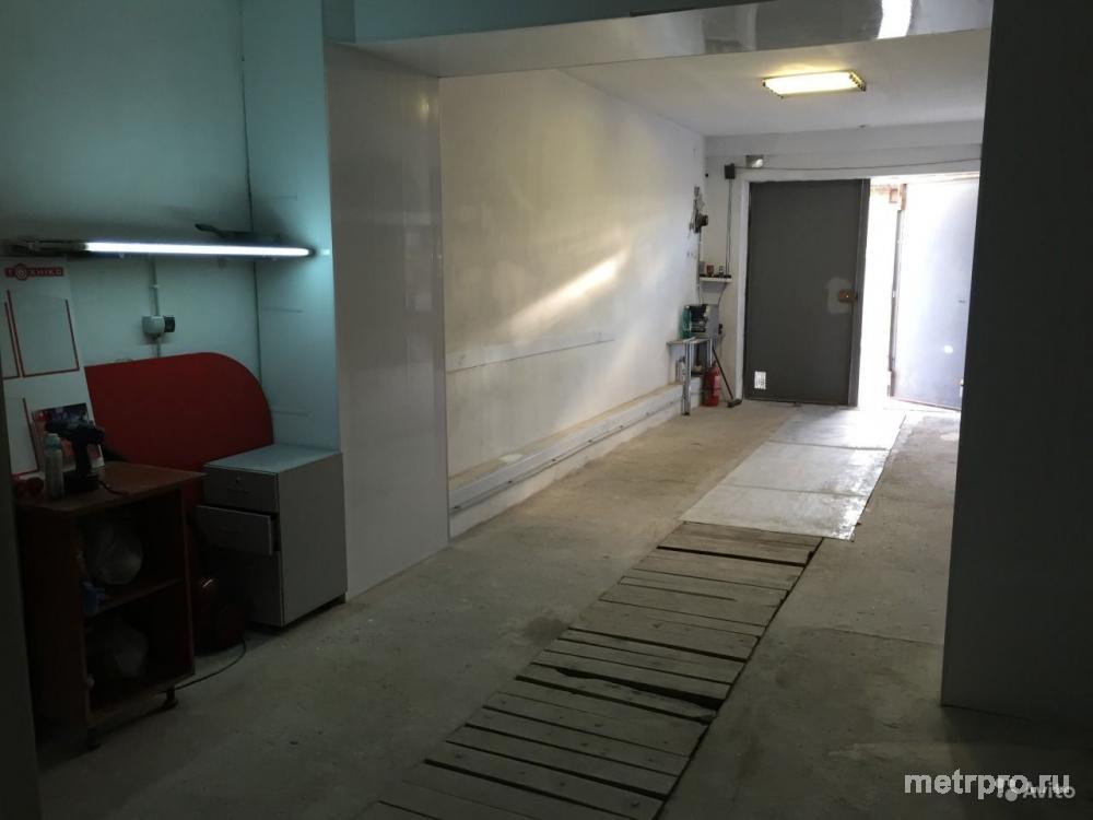 Продам капитальный гараж на 2-3 машины, 50 м2, потолок 3м, можно под склад, есть электричество и яма (9х3х3м), ворота... - 1