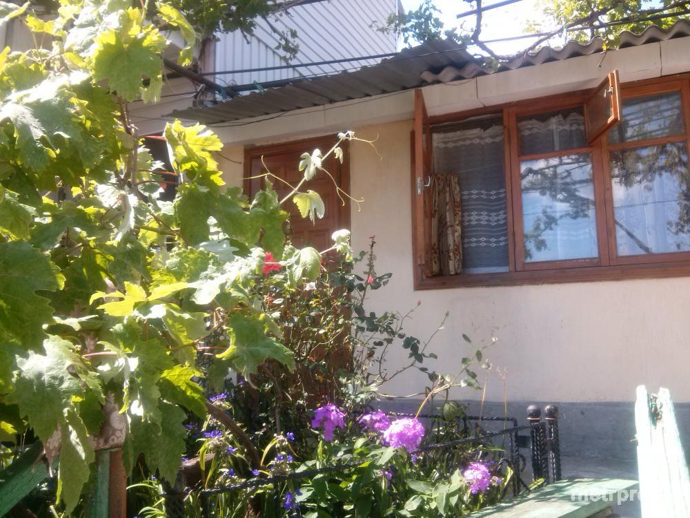 Предлагаю снять небольшой уютный домик в Алупке по привлекательной цене. В доме имеются:   - две отдельные комнаты, в... - 12