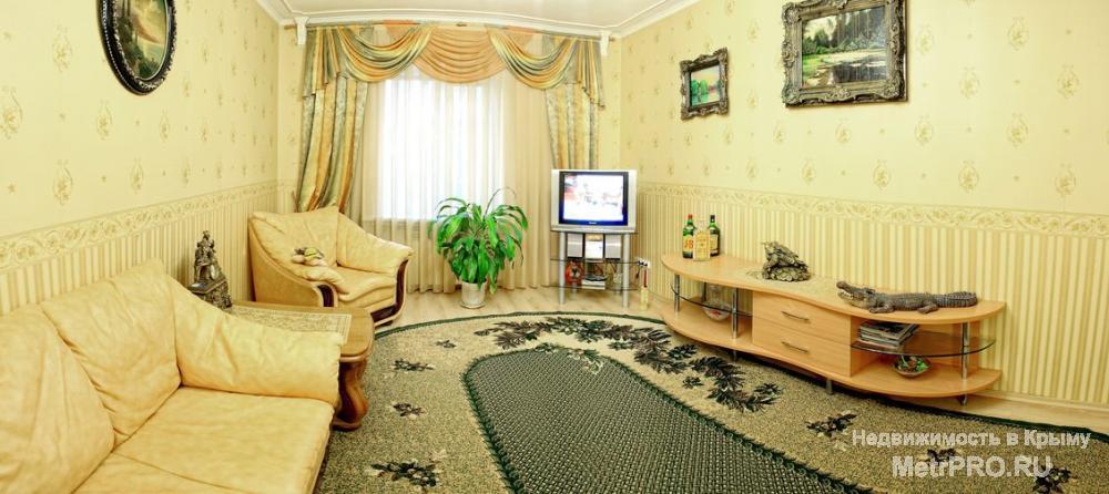 СДАЕТСЯ ПОСУТОЧНО крупногабаритная квартира с отдельным входом в ЦЕНТРЕ.   Дизайнерский ремонт выполнен из дорогих...